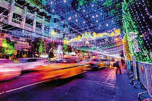 Photo: Getty Images : City Lights: Park Street decked up on Christmas Eve. Kolkata celebrates festivals with joy and verve. 