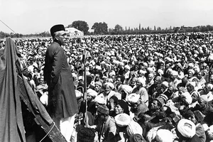 Photo: Getty Images : Sheikh Abdullah addressing a prayer meeting in 1949