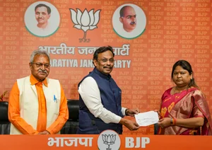 PTI Photo/Atul Yadav : JMM legislator Sita Soren, the sister-in-law of former Jharkhand chief minister Hemant Soren, with BJP leaders Vinod Tawde and Laxmikant Bajpai as she joins the party, in New Delhi, Tuesday.