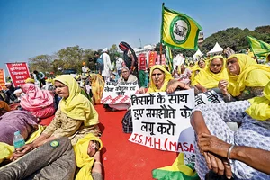 Photo: Getty Images : Rights Matter: Farmers at the Ramlila Maidan during the All India Kisan Mazdoor Maha Panchayat 
on March 14