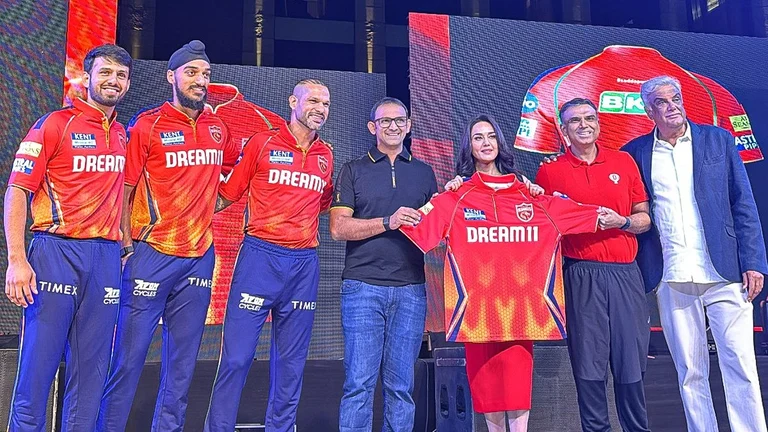 Punjab Kings team players and franchise owners inaugurated the new jersey for the IPL 2024. - Photo: X/ @PunjabKingsIPL
