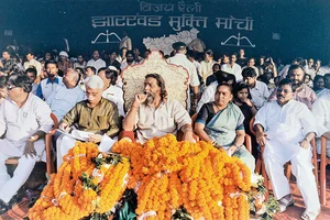 Photos: Outlook Archive : From the Archives: Shibu Soren at the Vijay Rally in Bihar