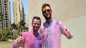 X/ @StuartBroad8 : Stuart Broad celebrating the festival of colors in in Mumbai with 
Steve Smith