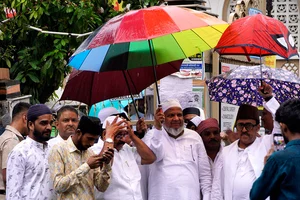 Photo: Dinesh Parab/Outlook : Muslim voters in Jama masjid, Nagpur during Ramadan with Congress candidate Vikas Thakre. 