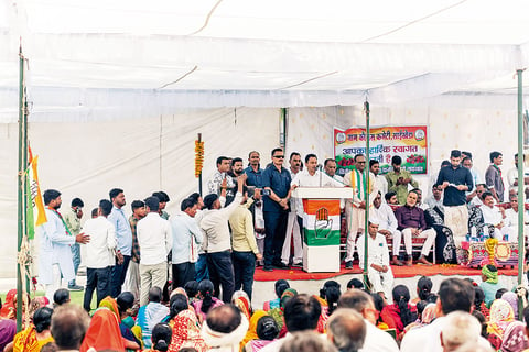 Kamal Nath’s son and current Chhindwara MP Nakul Nath addressing a rally in Saikheda village