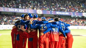 X/@RCBTweets : Royal Challengers Bengaluru players in a huddle