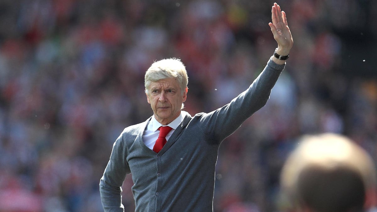 Mike Egerton/PA : Arsenal manager Arsene Wenger bids farewell at Huddersfield.