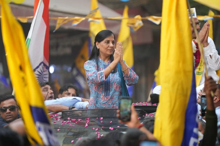 Sunita Kejriwal hold her third roadshow in the national capital - X/@AamAadmiParty