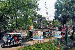  Photo: Sandipan Chatterjee : Triangular Contest: Nandigram’s streets are adorned with banners and flags of the three parties