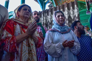 Saqib Majeed/SOPA Images/LightRocket via Getty Images : Former Chief Minister of Jammu and Kashmir and People's Democratic Party (PDP) candidate Mehbooba Mufti (R) with other party members prays outside the Khanqah shrine during an election campaign rally ahead of the fourth phase of voting of India's general election in Srinagar. 