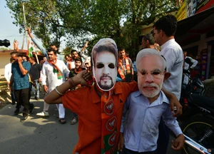 Photo by Tribhuvan Tiwari/Outlook : BJP workers in Hamirpur constituency, Himachal Pradesh, set the mood for poll rally wearing PM Modi and Anurag Thakur's masks
