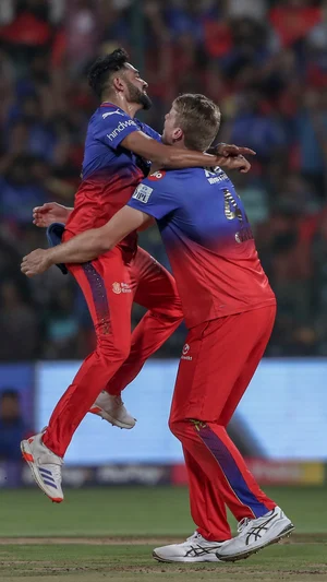 AP Photo : Mohammed Siraj celebrating the wicket with Cameron Green.