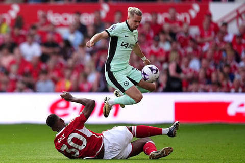 Willy Boly and Mykhaylo Mudryk challenge for the ball