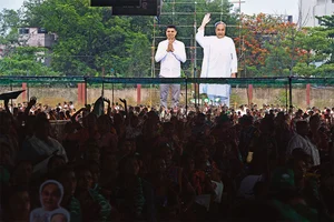 Photo: Sandipan Chatterjee : Massive Crowd: BJP supporters during a rally in Sambalpur, Odisha 