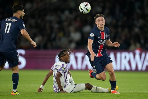 Manuel Ugarte and Toulouse's Yann Gboho fights for the ball