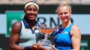 Photo: X/ @rolandgarros : Coco Gauff and Katerina Siniakova with the French Open women's doubles 2024 trophy.