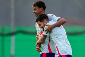  (AP Photo/Manu Fernandez) : Spain's Lamine Yamal, left, hugs his teammate Spain's Alejandro Baena during a training session at their base camp in Donaueschingen, Germany, Tuesday, June 25, 2024.