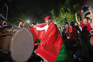 Photo: Getty Images : The Big Win: Samajwadi Party workers celebrating after election results