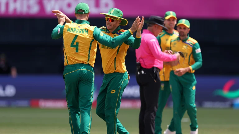 David Miller and Aiden Markram celebrate South Africa's third straight win - null