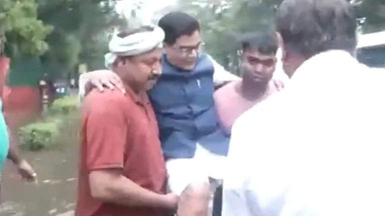 Delhi Rains: Staff lifting Samajwadi Party MP Ram Gopal Yadav on their shoulders and carrying him to his vehicle | - ANI Screengrab