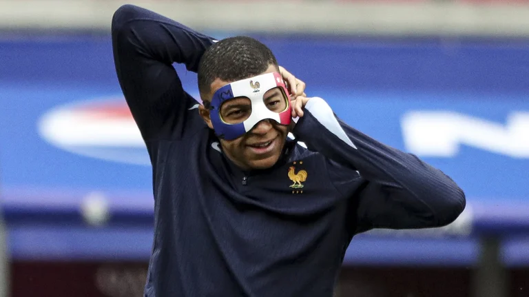 Kylian Mbappe wearing his new mask - null