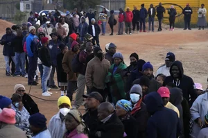 AP : Voter queue up to cast their vote in South Africa