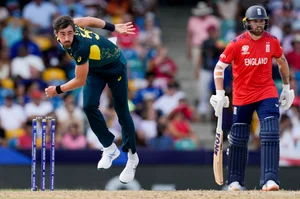 Ricardo Mazalan/ AP : Australia and England in action