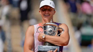 AP/Thibault Camus : Iga Swiatek holds the French Open trophy after winning the women's final against Italy's Jasmine Paolini at the Roland Garros stadium in Paris.