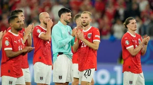 AP/Andreea Alexandru : Austria's players applaud fans after a Group D match between Austria and France at the Euro 2024