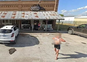 Google Maps : Iowa woman seen flashing the google maps van