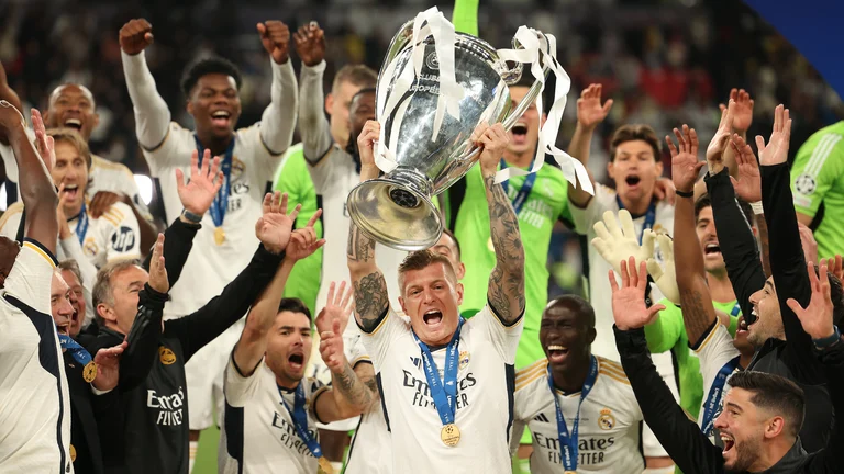 Toni Kroos lifts the Champions League trophy for a sixth time. - null