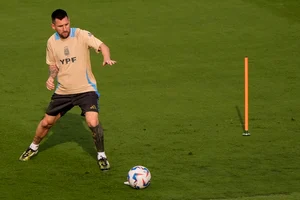  (AP Photo/Mike Stewart) : Lionel Messi works out with his team, Argentina, before a COPA soccer match, Monday, June 17, 2024, in Kennesaw, Ga. Argentina plays team Canada on June 20, in Atlanta.
