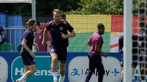 (AP Photo/Thanassis Stavrakis) : England's Harry Kane warms up during a training session in Blankenhain, Germany, Monday, June 24, 2024 ahead of their Group C soccer match against Slovenia at the Euro 2024 soccer tournament. 