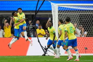 (AP Photo/Ryan Sun) : Brazil's Marquinhos, second left, celebrates with teammate Rodrygo a goal that was later disallowed by a VAR decision for offside during a Copa America Group D soccer match against Costa Rica Monday, June 24, 2024 in Inglewood, Calif. 
