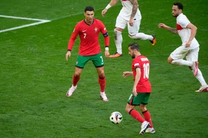 (AP Photo/Michael Probst)


 : Portugal's Cristiano Ronaldo, left, serves teammate Bernardo Silva during a Group F match between Turkey and Portugal at the Euro 2024 soccer tournament in Dortmund, Germany, Saturday, June 22, 2024. 