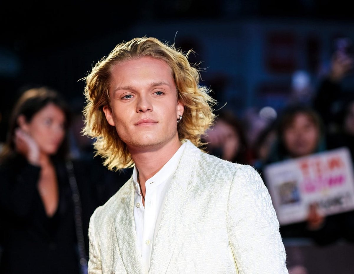 X : Tom Glynn-Carney