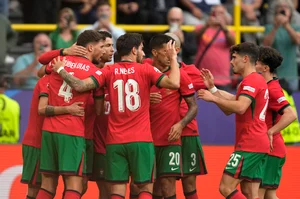 (AP Photo/Darko Vojinovic) : Portugal players celebrate after Portugal's Bruno Fernandes scored his side's third goal during a Group F match between Turkey and Portugal at the Euro 2024 soccer tournament in Dortmund, Germany, Saturday, June 22, 2024. 

