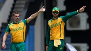 AP Photo/Ricardo Mazalan : South Africa's captain Aiden Markram, right, and bowler Anrich Nortje direct teammates to their fielding positions during the ICC Men's T20 World Cup cricket match between the United States and South Africa at Sir Vivian Richards Stadium in North Sound, Antigua and Barbuda.
