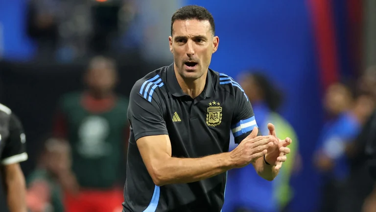 Lionel Scaloni was unhappy with the pitch - null