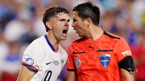 Christian Pulisic confronts Kevin Ortega during the game.