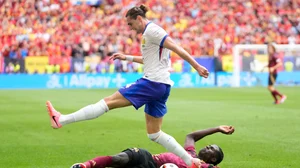 (AP Photo/Darko Vojinovic)


 : Belgium's Amadou Onana tries to tackle Adrien Rabiot of France during a round of sixteen match between France and Belgium at the Euro 2024 soccer tournament in Duesseldorf, Germany, Monday, July 1, 2024. 