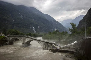 | Photo: Michael Buholzer/Keystone via AP : Bridge destroyed in Visletteo