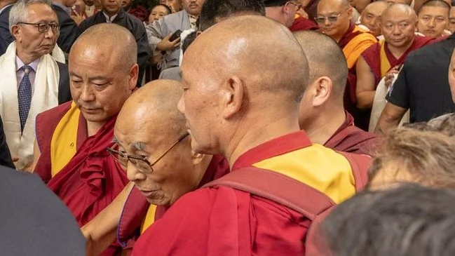 Dalai Lama arrives in New York for knee surgery. - X