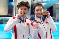 Photo: AP/Lee Jin-man : China's Chen Yiwen and Chang Yani