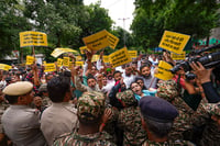 Photo: PTI/Atul Yadav : AAP protest against Amanatullah Khan's arrest