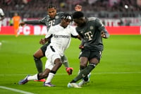 | Photo: AP/Matthias Schrader : Bundesliga, Bayern Munich vs Leverkusen: Leverkusen's Jeremie Frimpong, center, in action with Bayern's Serge Gnabry, left, and Bayern's Alphonso Davies