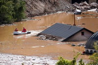 | Photo: AP/Armin Durgut : Bosnia Floods: Search and rescue teams look for people in the flooded houses