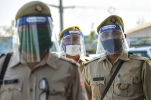 UP Police wearing face shields stand guard as migrants wait for registration to travel to their native places. (Representative image)