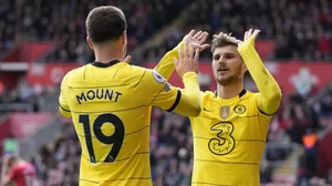 Chelsea's Mason Mount celebrates with Timo Werner after scoring his side's 6th goal vs Southampton.