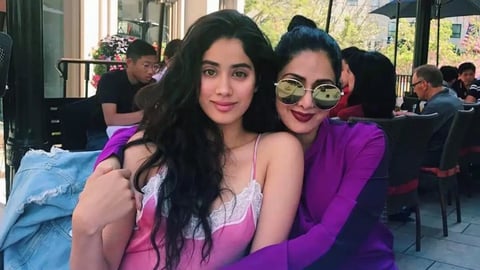 Janhvi Kapoor with her mom Sridevi